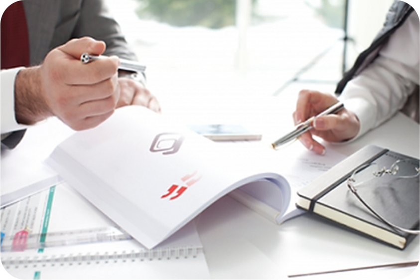 グラフの印刷された紙や色鉛筆の写真