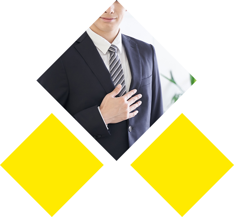 事務代行者が胸に手を置いている写真