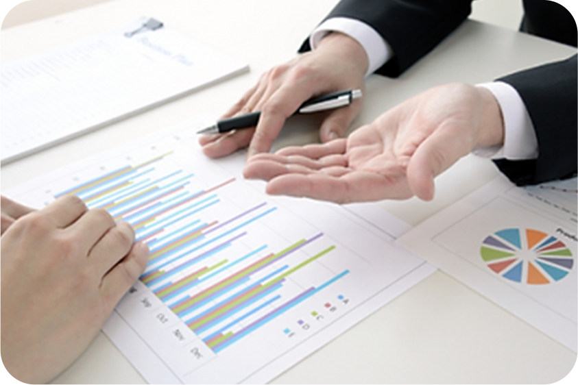 グラフの印刷された紙や色鉛筆の写真